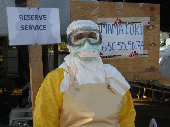 Eine britische Hygiene-Spezialistin von Medecins Sans Frontieres&nbsp;in Guekedou in Guinea.&nbsp;
