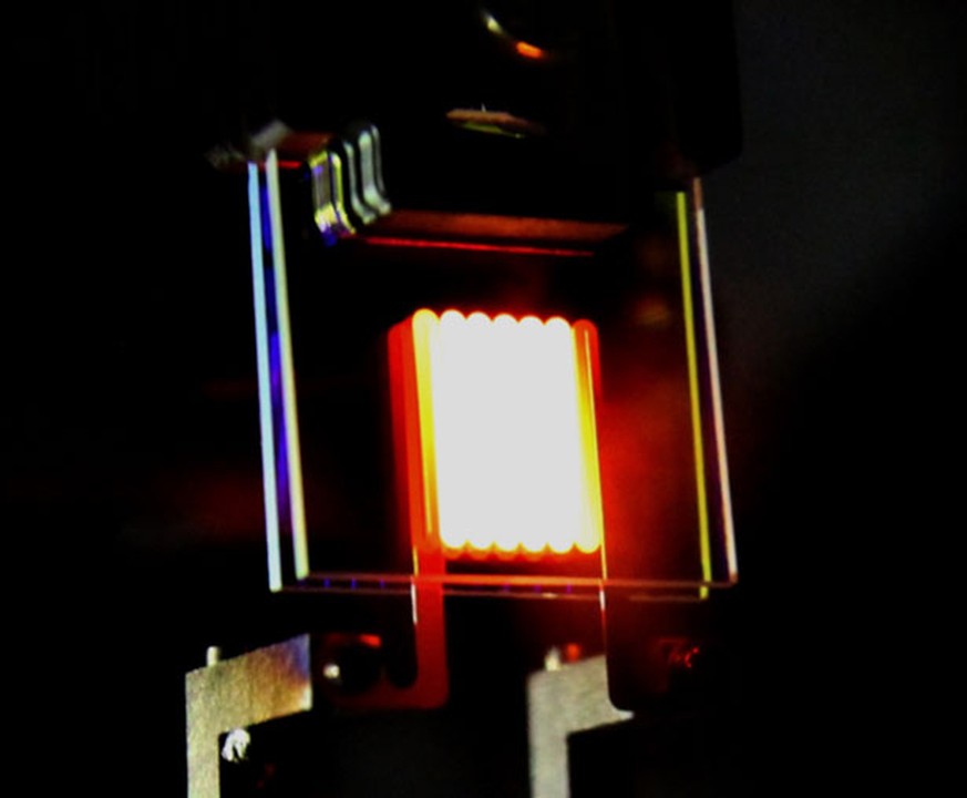 Glühlampe mit Nanotechnik: Der Glühdraht ist aus einem dünnen Wolframblech geschnitten, ein Filter mit einer Nanostruktur hält die Wärmestrahlung zurück und lässt das sichtbare Licht durch.&nbsp;