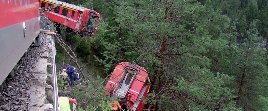QUALITY REPEAT --- HANDOUT --- Am Mittwochmittag, 13. August 2014, ist ein Zug der Rhaetischen Bahn, RhB, zwischen Tiefencastel und Solis auf einen Erdrutsch aufgefahren. Drei Personenwagen sind entgl ...