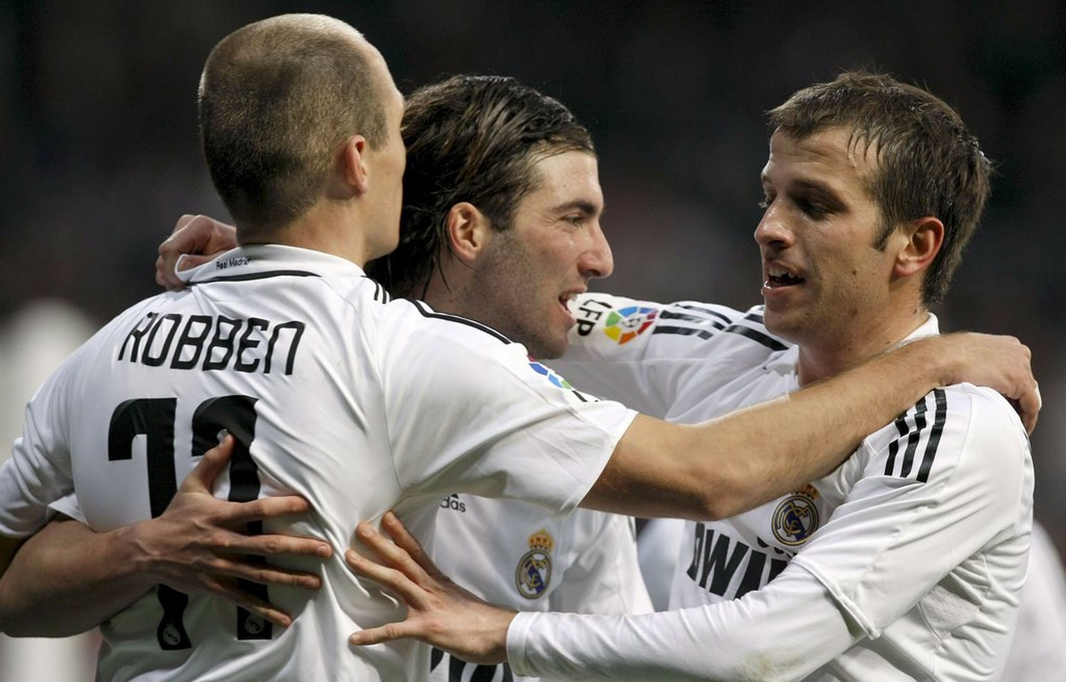 Arjen Robben, Gonzalo Higuaín und Rafael van der Vaart bejubeln einen Treffer. Alle haben Real mittlerweile längst wieder verlassen.