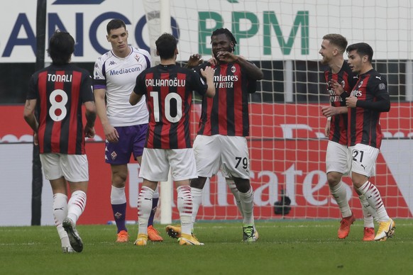 AC Milan&#039;s Franck Kessie, center, celebrates after scoring his side&#039;s second goal during a Serie A soccer match between AC Milan and Fiornentina, at the San Siro stadium in Milan, Italy, Sun ...