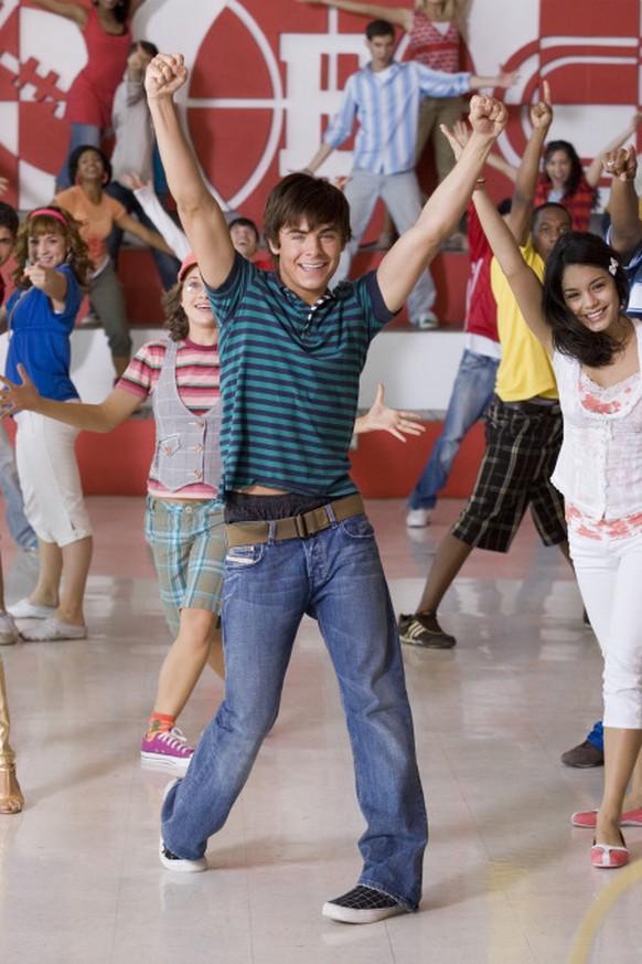 HIGH SCHOOL MUSICAL 2 - School&#039;s out for summer and now, the competition moves from the fields of high school to the lawns of high society -- also known as the Country Club, not coincidentally fo ...