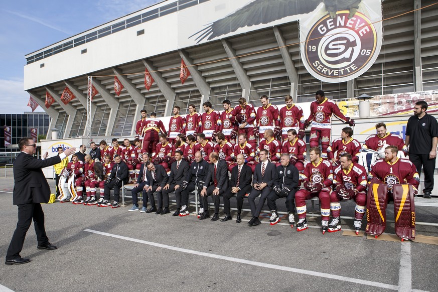 Geneve-Servette&#039;s General Manager Chris McSorley, left, places for the official photo players and staff of Geneve-Servette HC team, during the photo session of Swiss ice hockey club Geneve-Servet ...