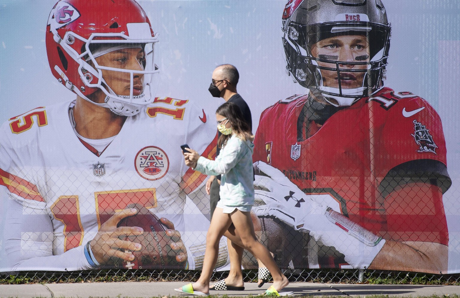 Sport Bilder des Tages People walk past a poster of Tampa Bay Buccaneers quarterback Tom Brady and Kansas City Chiefs quarterback Patrick MaHomes outside of Raymond James Stadium prior to Super Bowl L ...