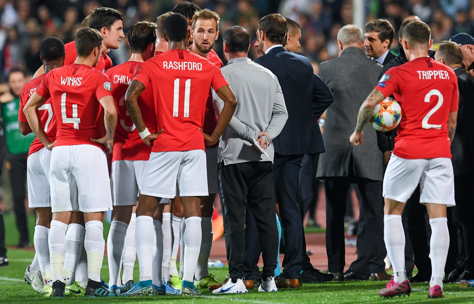 epa07920889 England&#039;s head coach Gareth Southgate (back) talks with Harry Kane (C) and other team players as match was temporarily stopped during the UEFA EURO 2020 qualifying group A soccer matc ...