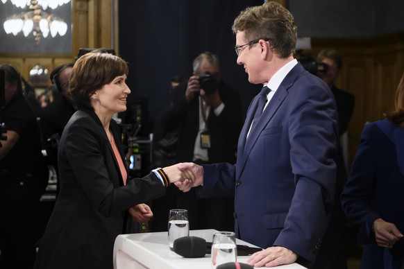 SVP-Parteipraesident und Nationalrat Albert Roesti, rechts, gratuliert Gruene-Parteipraesidentin und Nationalraetin Regula Rytz, links, zum Wahlresultat, kurz vor der Elefantenrunde des Schweizer Fern ...