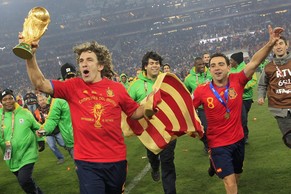 Xavi (rechts) und Carles Puyol feiern den WM-Titel 2010.