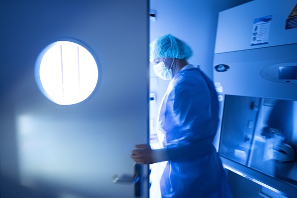 Ein Labor-Mitarbeiter verlaesst einen Reinraum im Zentrallabor des Stadtspitals Triemli, am Dienstag, 2. Februar 2021, in Zuerich. (KEYSTONE/Gaetan Bally)