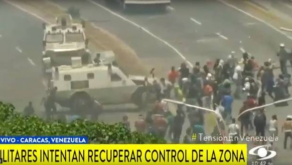 TV-Bilder zeigten, wie ein Militärauto in Demonstranten raste.