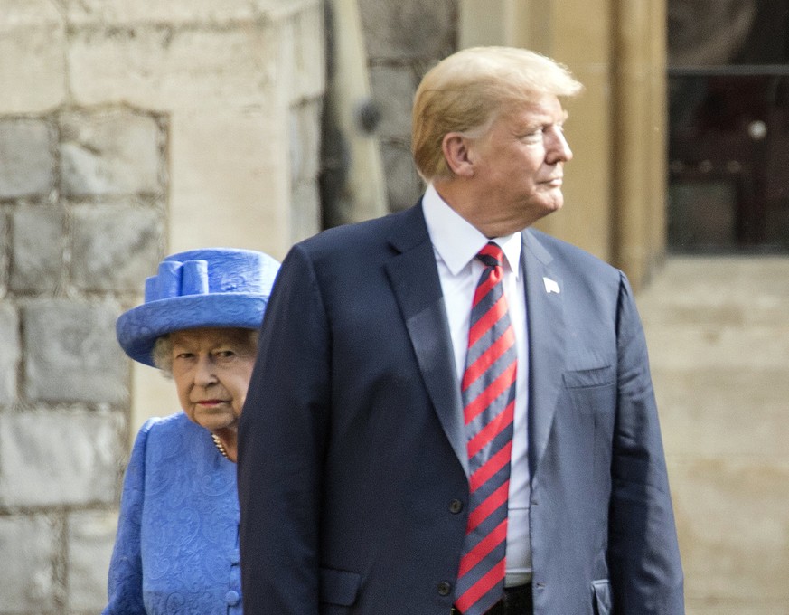 BILDPAKET -- ZUM JAHRESRUECKBLICK 2018 JULI, STELLEN WIR IHNEN HEUTE FOLGENDES BILDMATERIAL ZUR VERFUEGUNG -- Britain&#039;s Queen Elizabeth II, background and US President of the United States Donald ...