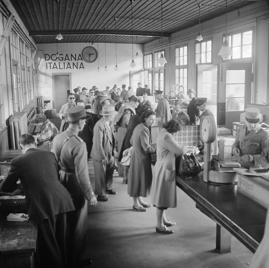Einreise von Italienerinnen am Bahnhof in Chiasso, 1950.