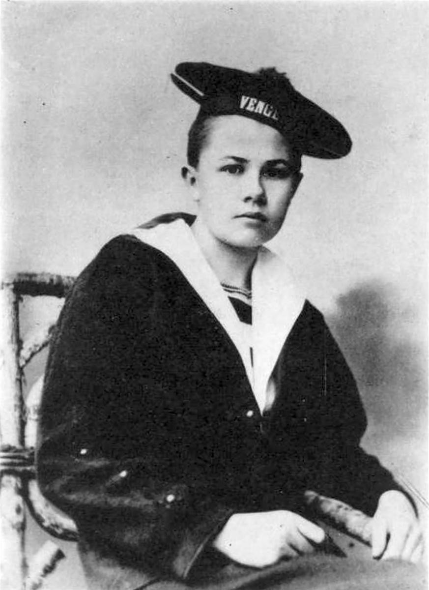 Porträt von Isabelle Eberhardt im Matrosenanzug, 1901.
https://de.wikipedia.org/wiki/Isabelle_Eberhardt#/media/Datei:Isabelle_Eberhardt.jpg