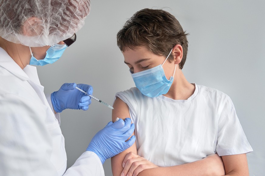 Ein Jugendlicher erhält eine Impfung. (Symbolbild)