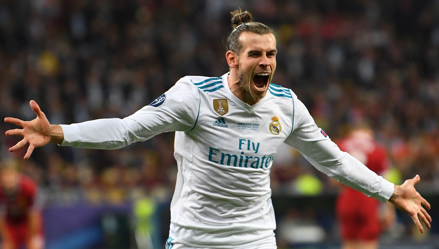epaselect epa06765754 Real Madrid&#039;s Gareth Bale celebrates scoring the 2-1 lead during the UEFA Champions League final between Real Madrid and Liverpool FC at the NSC Olimpiyskiy stadium in Kiev, ...