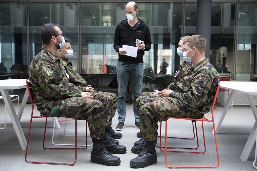 ÖV-Simulation an der EPFL: Armeeangehörige mit Schutzmaske und Smartphone in der Tasche. Über Bluetooth Low Energy (BLE) werden Distanzabschätzungen gemacht.