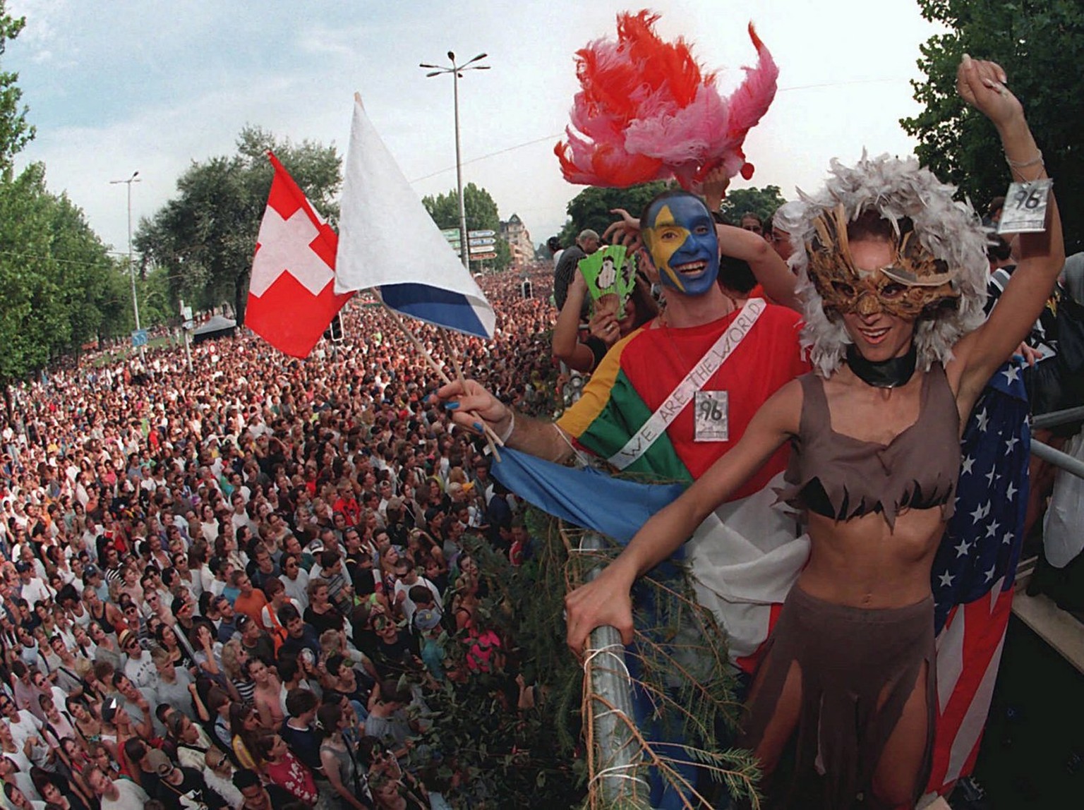 Eine tanzende Menschenmasse waelzt sich alljaehrlich an der Street Parade durch Zuerich, wie hier am 10. August 1996 (KEYSTONE/Dominik Baumann)