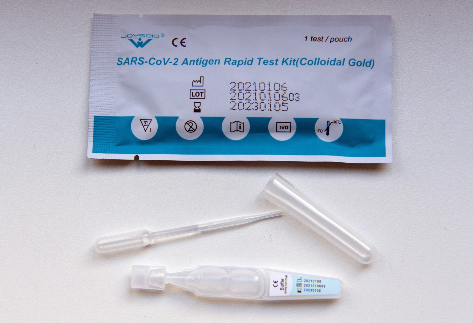 epa09013826 The content of the covid-19 rapid test kit is displayed during the visit of German Families Minister Franziska Giffey, in the &#039;Abenteuerland&#039; day care center in Potsdam, Germany, ...