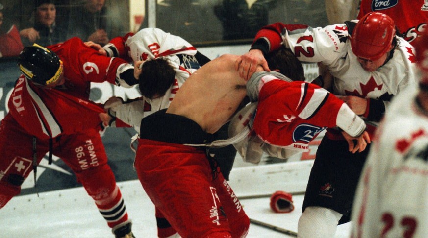 Kein Eishockey mehr in Huttwil heisst auch, keine Schlägereien mehr wie hier beim Länderspiel Schweiz–Kanada 1998.