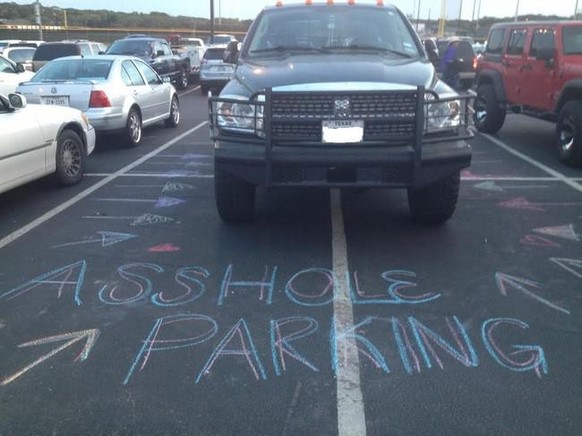 Schlecht parkieren Autos Parkplätze parken Parkidioten Parkitiotinnen
