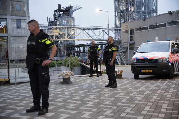 epa06158686 Police evacuate concert venue Maassilo because of a terrorist threat, in Rotterdam, the Netherlands, 23 August 2017. The concert in Rotterdam of US band &#039;Allah-Las&#039; was canceled. ...