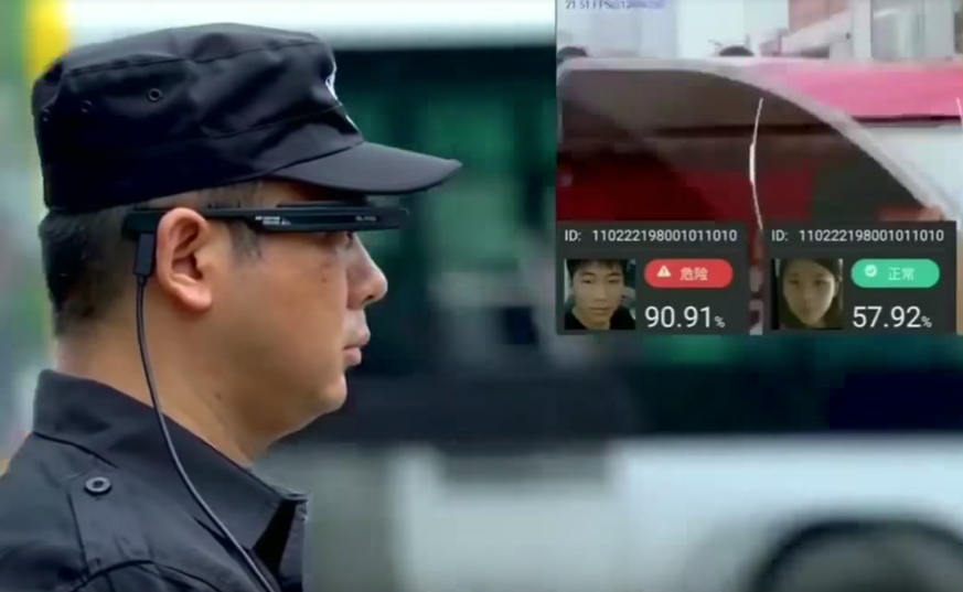 Wie im Hollywoodfilm, aber real: ein Bahnpolizist mit Brille zur Gesichtserkennung.&nbsp;