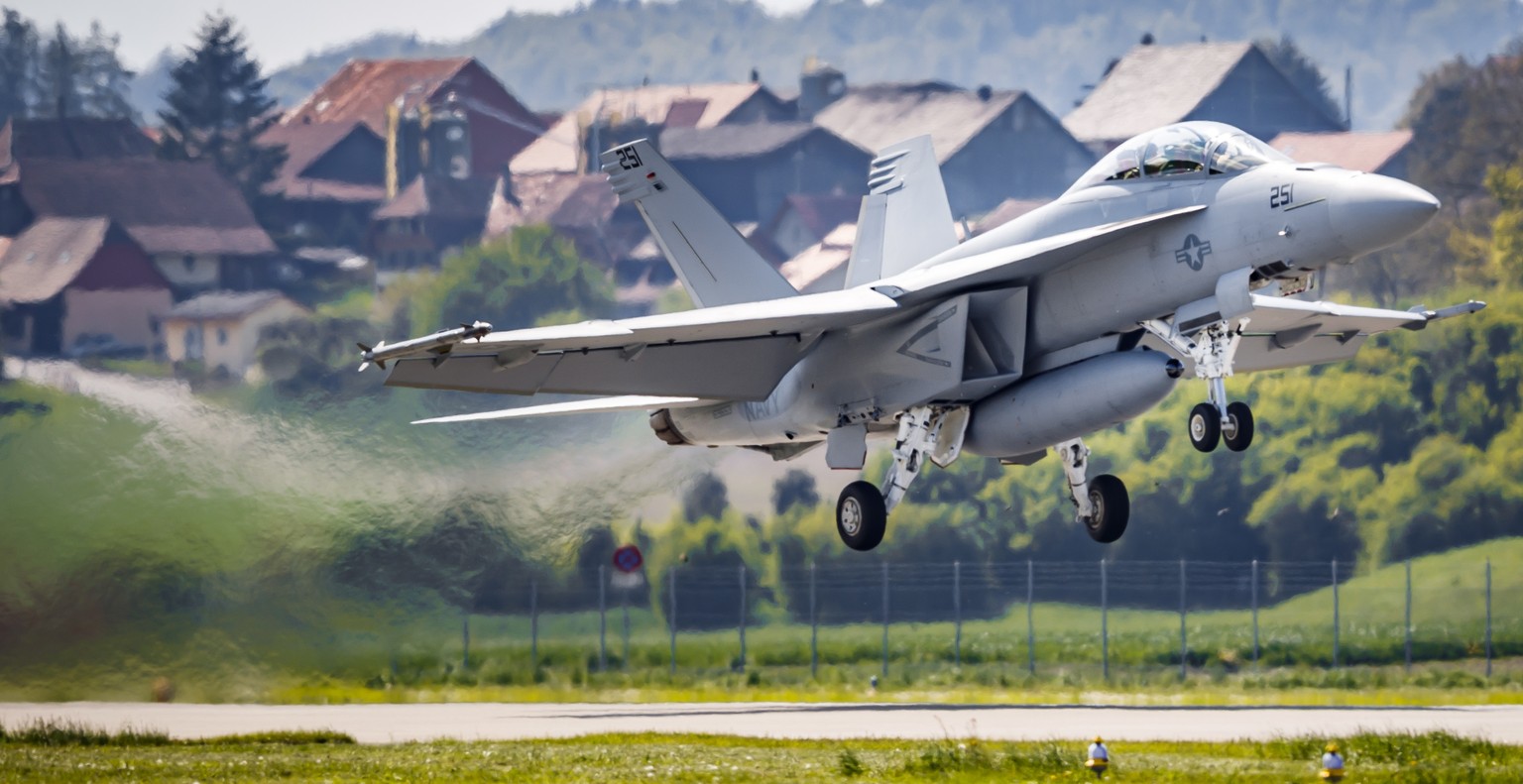 epa07538769 A Boeing F/A-18 Super Hornet fighter jet takes off during a test and evaluation day at the Swiss Army airbase, in Payerne, Switzerland, 30 April 2019. EPA/VALENTIN FLAURAUD