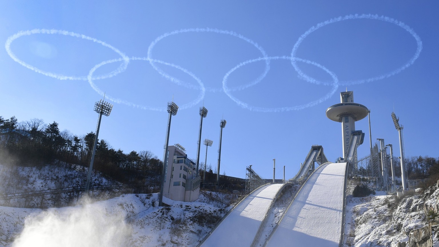 epa06428047 A handout photo made available by South Korea&#039;s Air Force on 10 January 2018 shows the Olympic rings that the Air Force&#039;s Black Eagles aerobatic flight team drawn in the sky over ...
