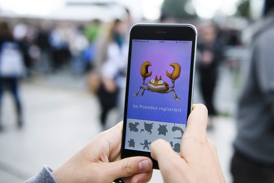 epa05427020 A woman plays Pokemon Go at the Gurten music open air festival in Bern, Switzerland, 15 July 2016. The game, that uses the GPS to locate the smartphone&#039;s location, has gained a huge p ...