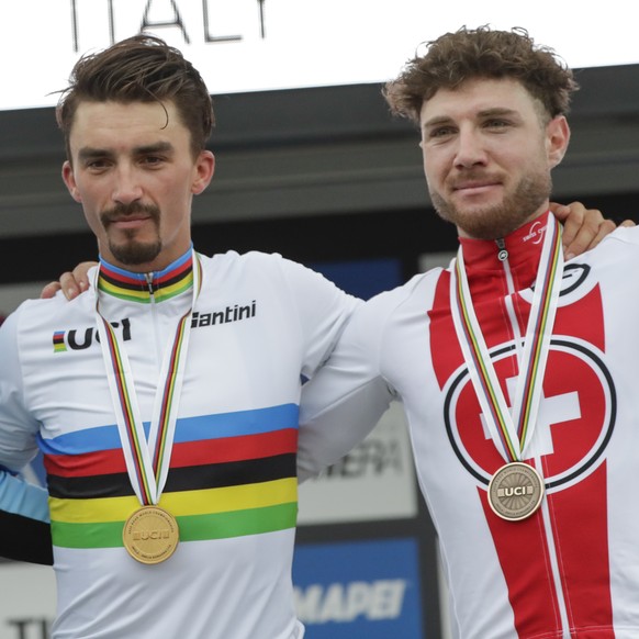 France&#039;s Julian Alaphilippe, center, winner of the men&#039;s elite event, poses on the podium with second placed Belgium&#039;s Wout van Aert, left, and third placed Switzerland&#039;s Marc Hirs ...