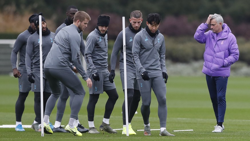 Tottenham&#039;s manager Jose Mourinho, right, watches his players, including Son Heung-min, second right, during a training session for their upcoming Champions League Group B soccer match against Ol ...
