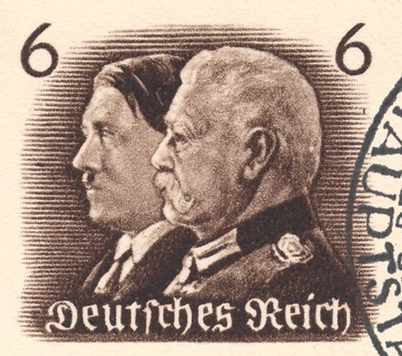 Paul von Hindenburg (rechts) und Adolf Hitler (auch rechts) auf einer Briefmarke 1933.