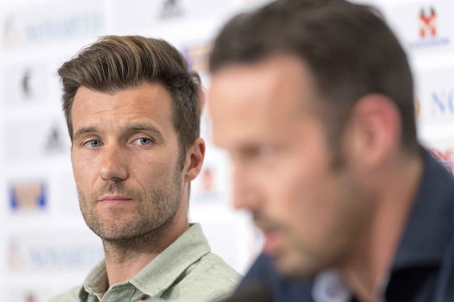 Raphael Wicky, der als neuer Cheftrainer des FC Basel ab der Saison 2017/18 vorgestellt wurde, links, und der designierte Sportchef des FC Basel Marco Streller, rechts, sprechen an einer Medienkonfere ...