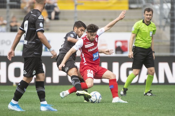 From left, Lugano&#039;s player Francisco Rodriguez and Sion&#039;s player Bastien Toma, during the Super League soccer match FC Lugano against FC Sion, at the Cornaredo stadium in Lugano, Sunday Augu ...