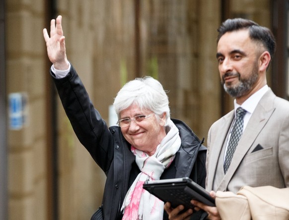 epa06634616 Former Catalan minister Clara Ponsati (L) is accompanined by her lawyer Aamer Anwar (R) as they leave, after Ponsati was granted bail, following her appearence at Edinburgh Sheriff Court i ...
