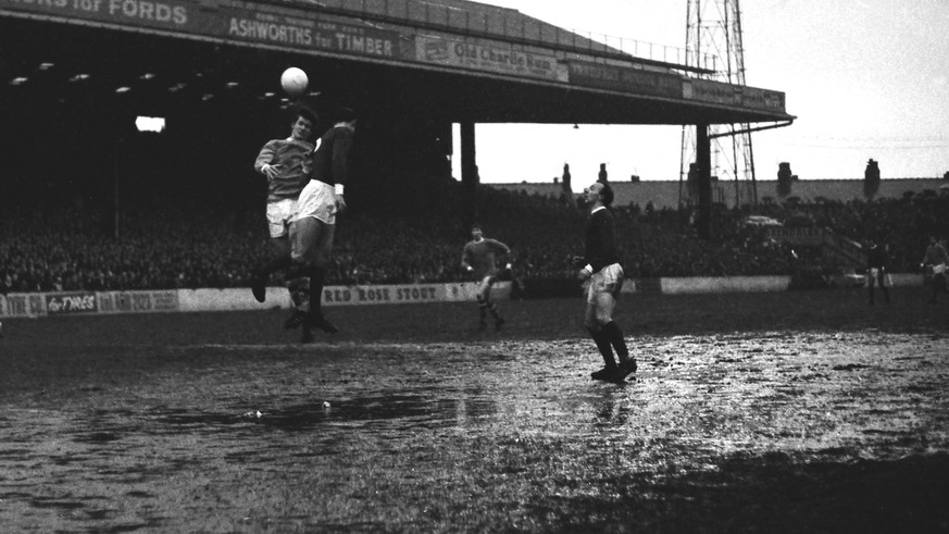 Bildnummer: 15121412 Datum: 21.01.1967 Copyright: imago/Colorsport Football - 1966 1967 First Division - Manchester City 1 Manchester United 1 Mike Doyle (City) jumps with Bill Foulkes as Nobby Stiles ...