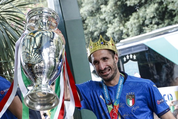 epa09339529 Captain of Italy Giorgio Chiellini carries the European Championship trophy after Italy won the UEFA EURO 2020 final soccer match between Italy and England as they arrive in Rome, Italy, 1 ...