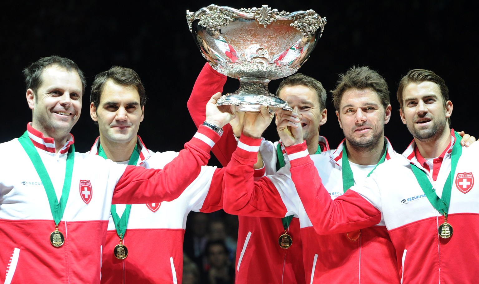 Der letzte grosse Titel, der ihm noch gefehlt hat: Roger Federer mit seinem Team und der «Salatschüssel».