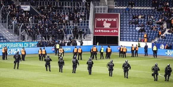 Die Polizei sichert das Stadion vor den GC Fans im Fussball Meisterschaftsspiel der Super League zwischen dem FC Luzern und dem Grasshopper Club Zuerich in der Swissporarena, am Sonntag, 12. Mai 2019  ...