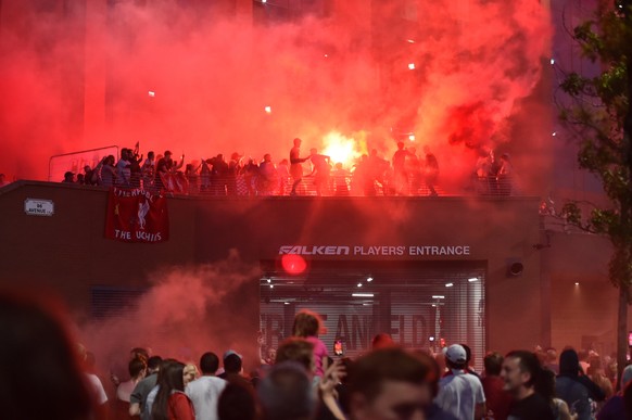 epa08509669 Ecstatic Liverpool fans celebrate outside Anfield stadium in Liverpool, Britain, 25 June 2020. Liverpool have been crowned champions of the Premier League for the first time in three decad ...