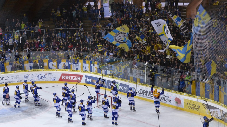 Davos, Eishockey NLA, HC Davos - SC Bern, 27. September 2015, Die Davoser Spieler bedanken sich bei den Fans (Dennis Staiger/EQ Images).