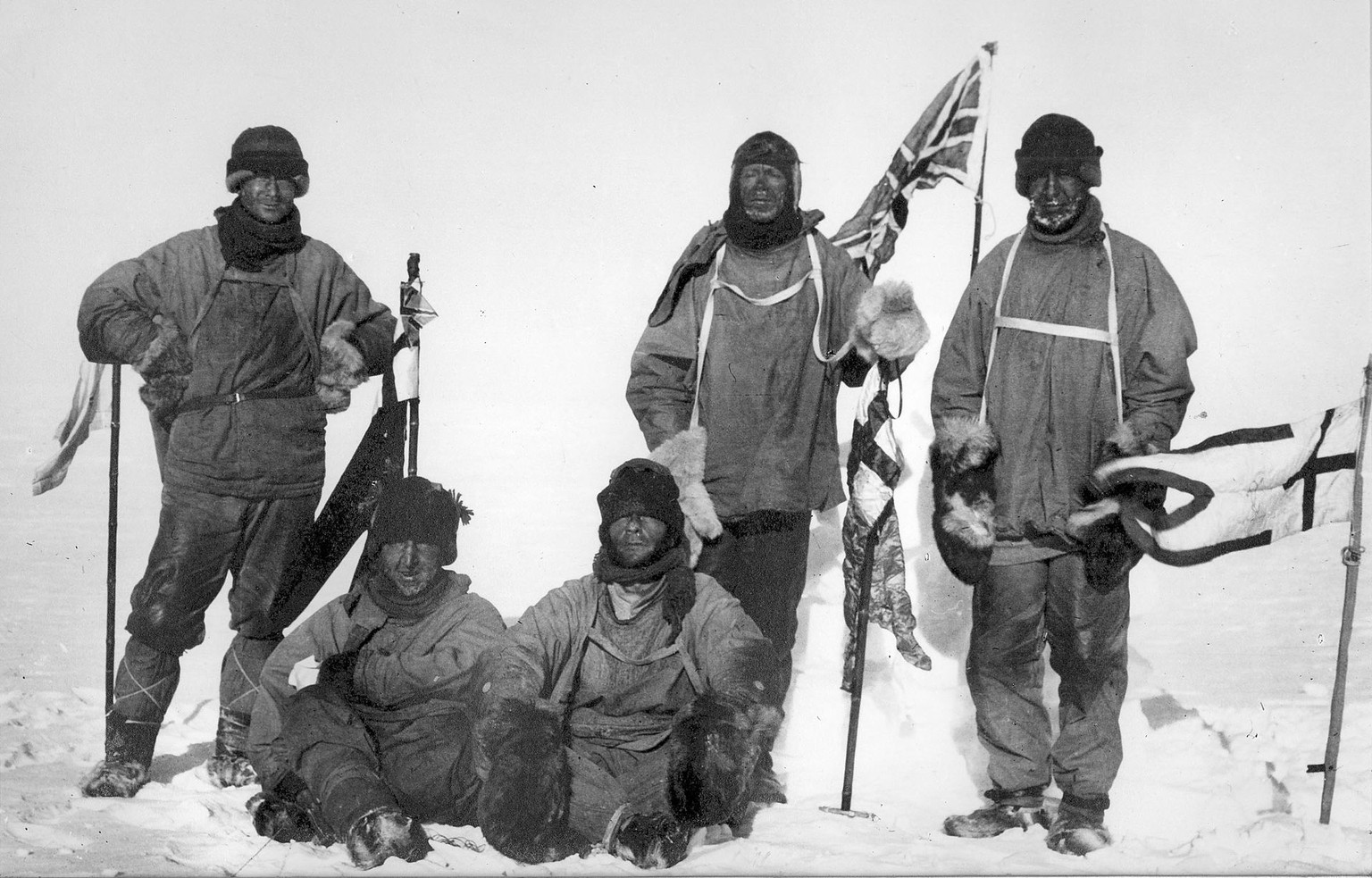 Scotts Team am Südpol am 18. Januar 1912. Von links nach rechts: (stehend) Oates, Scott, Wilson, (sitzend) Bowers und Evans. Sie fanden einen Bericht über die Anwesenheit der Norweger, die zu fünft hi ...