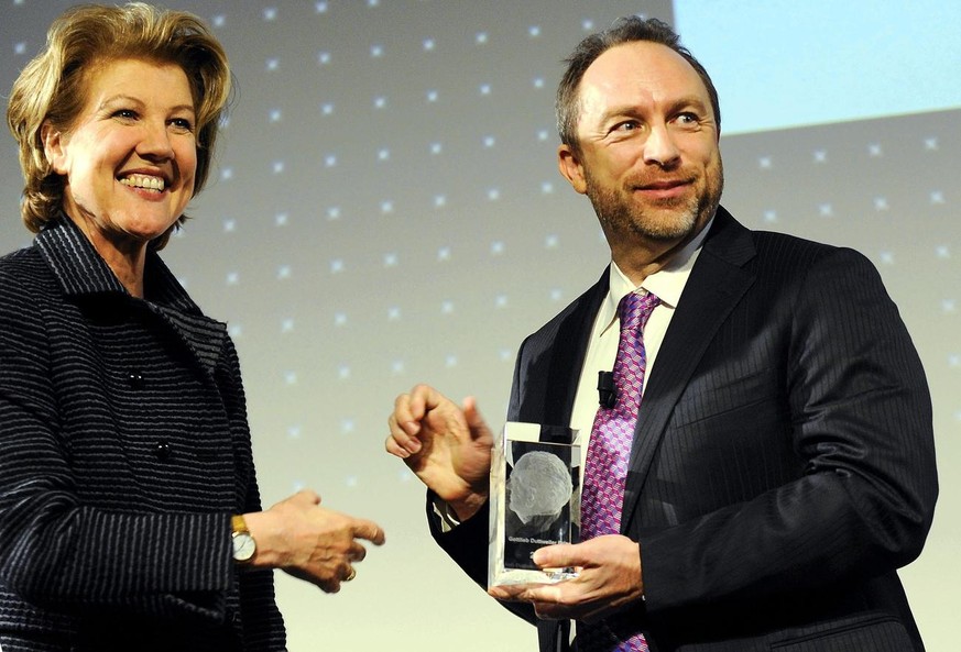 Wikipedia founder Jimmy Wales, right, recieves the swiss Gottlieb Duttweiler award 2011, decorated with 100&#039;000 swiss francs, from the hands of Gisele Girgis, Member of the Federation of Migros C ...