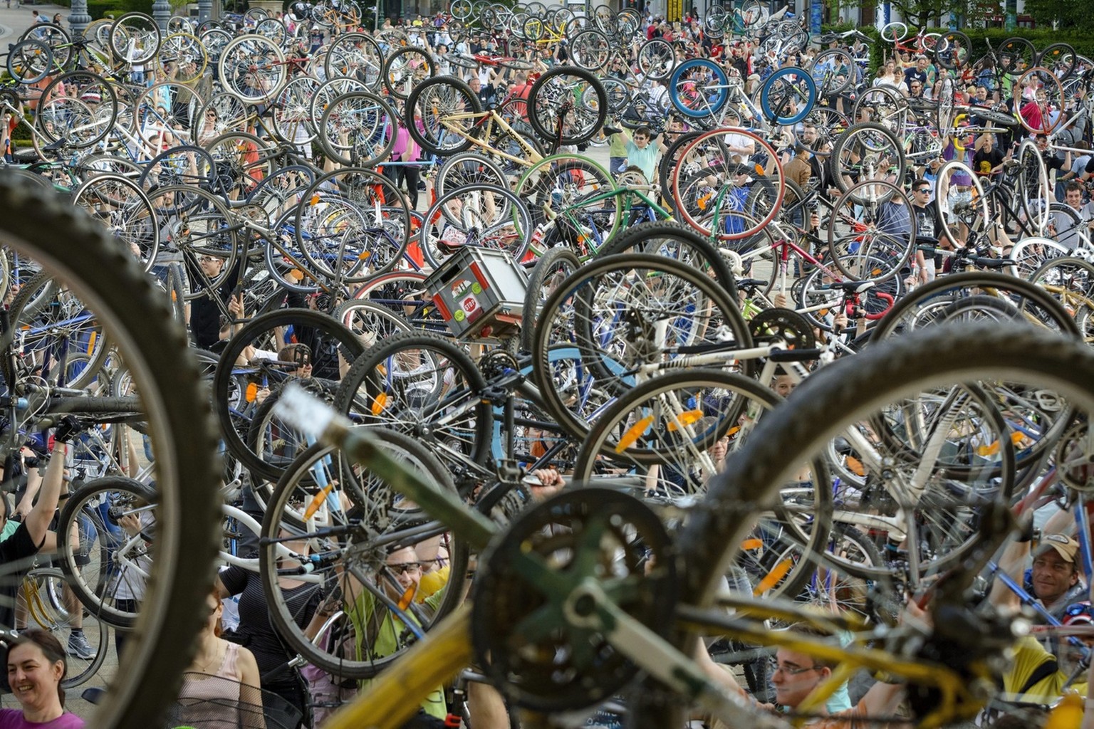 epa04720581 Cyclists lift their bikes during the &#039;Critical Mass&#039; bicyclists&#039; gathering in Debrecen, 226 kms east of Budapest, Hungary, 25 April 2015. Hungary saw cyclist gatherings with ...