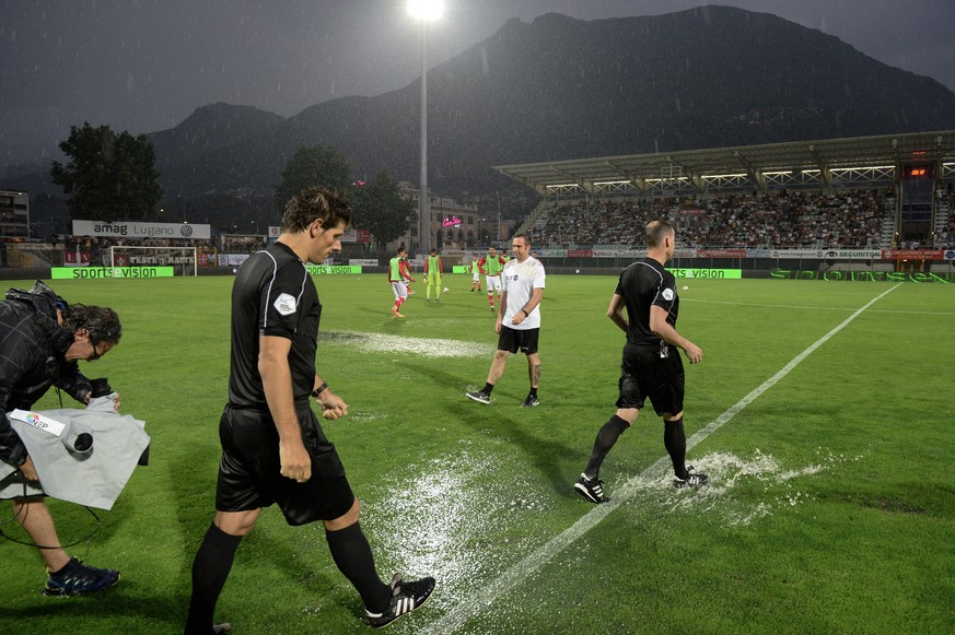 The referees check the field before the suspension of the game FC Lugano against FC St. Gallen after havy rainfalls, at the Cornaredo stadium in Lugano, Saturday, July 29, 2017. (KEYSTONE/Ti-Press/Dav ...