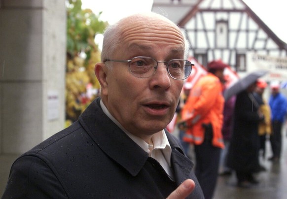 Gerhard Blocher, Gemeindepraesident von Hallau (SH), im Gespraech mit der Polizei bei der Zimmerleute-Kundgebung vom 6. November 1999.
(KEYSTONE/Mario Gaccioli)