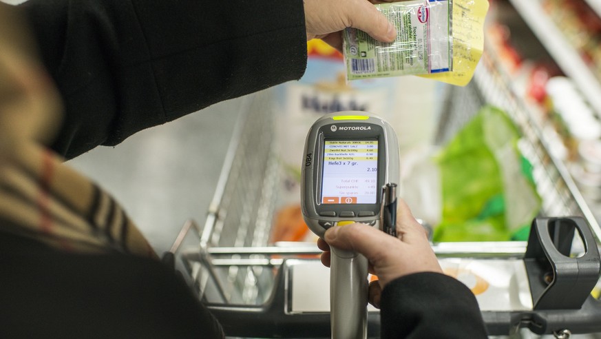 Passabene, a new shopping system for practical grocery shopping at Coop Sihlcity in Zurich, pictured on January 29, 2015. The customer scans with a hand scanner the requested goods by himself.(KEYSTON ...