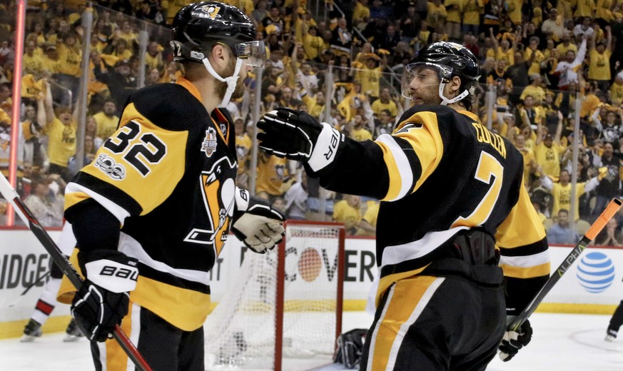 Pittsburgh Penguins&#039; Matt Cullen (7) celebrates with Mark Streit (32) after scoring against the Ottawa Senators during the second period of Game 5 in the NHL hockey Stanley Cup Eastern Conference ...