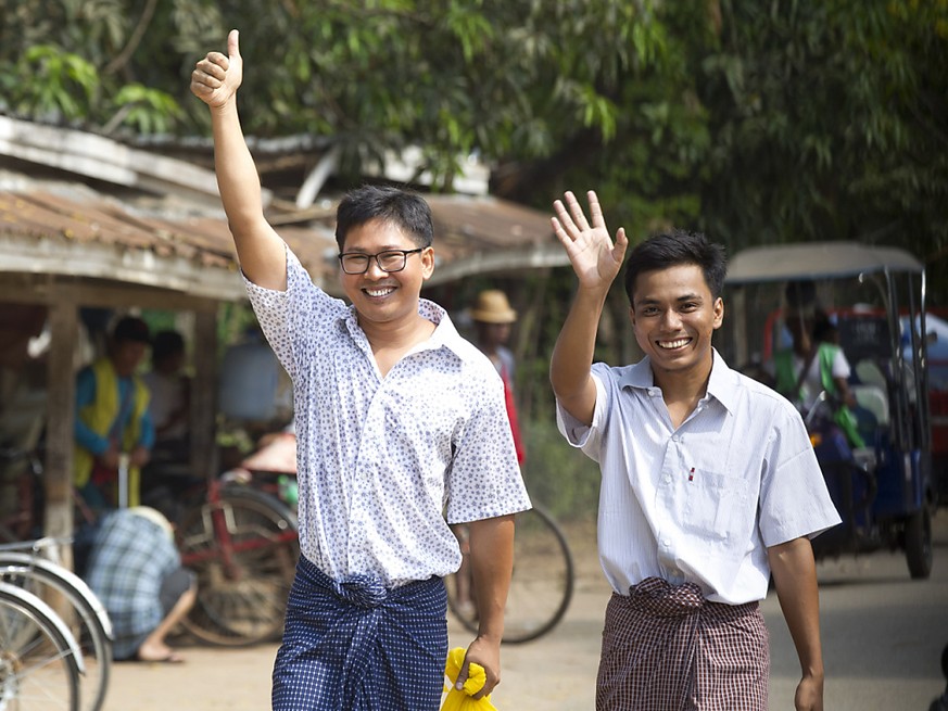 Nach mehr als 500 Tagen im Gefängnis hat Myanmar am Dienstag zwei Reporter der Nachrichtenagentur Reuters freigelassen - Wa Lone (links) und Kyaw Soe Oo (rechts) waren zu sieben Jahren Haft verurteilt ...
