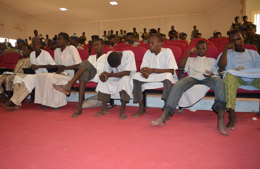 Mitglieder der Boko Haram warten auf ihre Vernehmung.