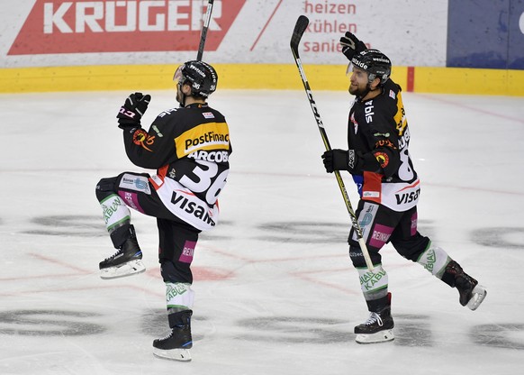 Die Berner Mark Arcobello und Thomas Ruefenacht, von links, bejubeln das fuenfte Tor im ersten Eishockey Playoff-Viertelfinalspiel der National League zwischen dem SC Bern und dem Geneve Servette HC a ...